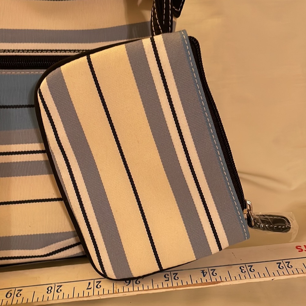 Brand new Liz Claiborne soft hobo purse 11” x 10” with wristlet. - Picture 5 of 9